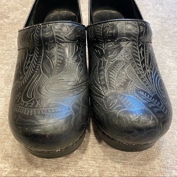 Dansko Professional Black Tooled Clogs Size 39 Design Leather Shoes - Picture 8 of 9